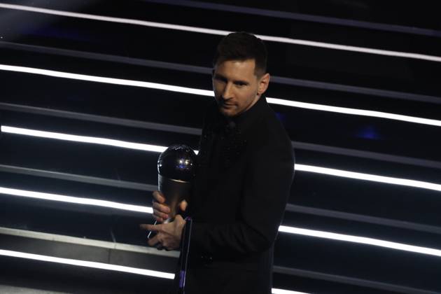 27 Fevrier 2023 : Paris, France : Meilleure joueur pour l?annà e Lionel Messi et le President Infantino lors de la remise desTrophà es des FIFA AWARDS THE BEST 2022 à la Salle Pleyel. (Henri Szwarc Starface) 289107 2023-02-27 Paris France Copyright: xHenrixSwzarcx xStarfacex 0238011242st