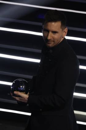 27 Fevrier 2023 : Paris, France : Meilleure joueur pour l?annà e Lionel Messi et le President Infantino lors de la remise desTrophà es des FIFA AWARDS THE BEST 2022 à la Salle Pleyel. (Henri Szwarc Starface) 289107 2023-02-27 Paris France Copyright: xHenrixSwzarcx xStarfacex 0238011244st