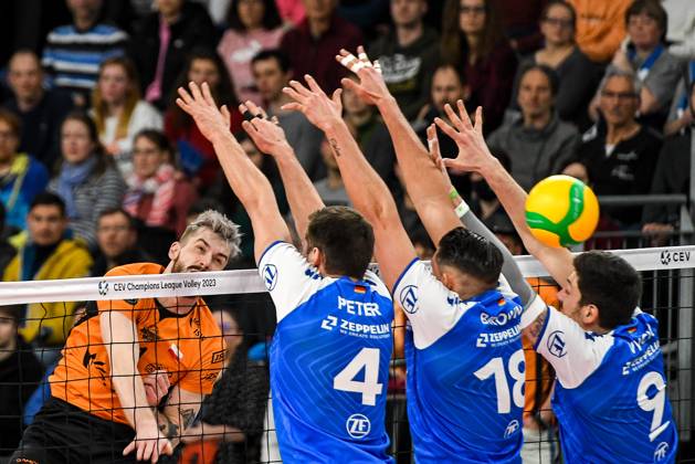 GER, 2023 CEV Volleyball Champions League, VfB Friedrichshafen (GER) vs Jastrzebski Wegiel (POL) 09.03.2023, ratiopharm Arena, Neu-Ulm, GER, 2023 CEV Volleyball Champions League, VfB Friedrichshafen (GER) vs Jastrzebski Wegiel (POL), Viertelfinale, im Bild Tomasz Fornal (Jastrzebski, 21) bezwingt den Block mit Tim Peter (Friedrichshafen, 4), Andre Brown (Friedrichshafen, 18), Dejan Vincic (Friedrichshafen, 9)