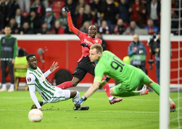Sport Bilder des Tages v.l. Myenty Abena (BUD), Moussa DIABY (LEV), Torwart Denes Dibusz (BUD), Torchance, Aktion, Zweikampf, Fussball Europa League, Achtelfinale Hinspiel, Bayer 04 Leverkusen (LEV) - Ferencvaros Budapest (BUD), am 09.03.2023 in Leverkusen Deutschland. UEFA regulations prohibit any use of photographs as image sequences and or quasi-video Â