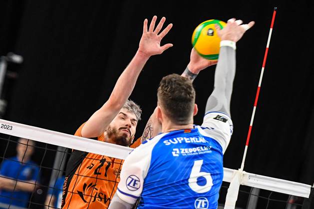 GER, 2023 CEV Volleyball Champions League, VfB Friedrichshafen (GER) vs Jastrzebski Wegiel (POL) 09.03.2023, ratiopharm Arena, Neu-Ulm, GER, 2023 CEV Volleyball Champions League, VfB Friedrichshafen (GER) vs Jastrzebski Wegiel (POL), Viertelfinale, im Bild Tomasz Fornal (Jastrzebski, 21), Michal Superlak (Friedrichshafen, 6)