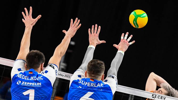 GER, 2023 CEV Volleyball Champions League, VfB Friedrichshafen (GER) vs Jastrzebski Wegiel (POL) 09.03.2023, ratiopharm Arena, Neu-Ulm, GER, 2023 CEV Volleyball Champions League, VfB Friedrichshafen (GER) vs Jastrzebski Wegiel (POL), Viertelfinale, im Bild Aleksandar Nedeljkovic (Friedrichshafen, 1), Michal Superlak (Friedrichshafen, 6)