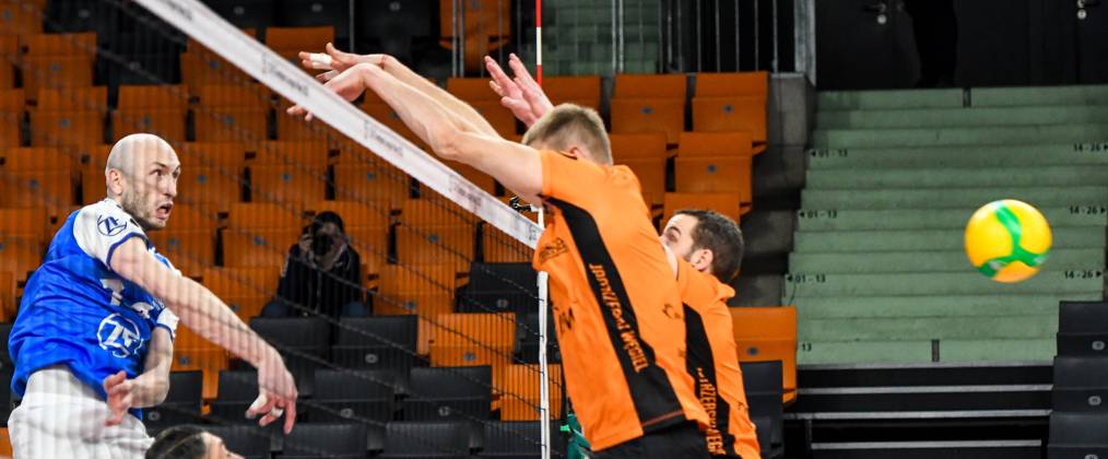 GER, 2023 CEV Volleyball Champions League, VfB Friedrichshafen (GER) vs Jastrzebski Wegiel (POL) 09.03.2023, ratiopharm Arena, Neu-Ulm, GER, 2023 CEV Volleyball Champions League, VfB Friedrichshafen (GER) vs Jastrzebski Wegiel (POL), Viertelfinale, im Bild Ziga Stern (Friedrichshafen, 14) bezwingt den Block