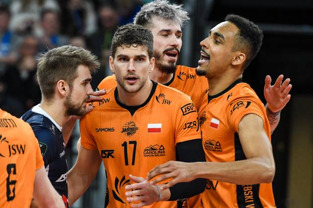 GER, 2023 CEV Volleyball Champions League, VfB Friedrichshafen (GER) vs Jastrzebski Wegiel (POL) 09.03.2023, ratiopharm Arena, Neu-Ulm, GER, 2023 CEV Volleyball Champions League, VfB Friedrichshafen (GER) vs Jastrzebski Wegiel (POL), Viertelfinale, im Bild Jakub Popiwczak (Jastrzebski, 3), Trevor Clevenot (Jastrzebski, 17), Tomasz Fornal (Jastrzebski, 21), Moustapha Mbaye (Jastrzebski, 22)