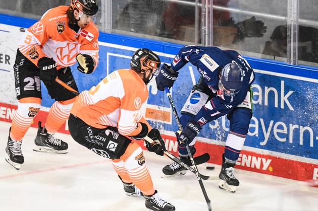 Straubing Tigers vs. Grizzlys Wolfsburg, Eishockey, Deutsche Eishockey Liga, Penny DEL, 1.Spieltag Playoffs Viertelfinale, Saison 2022 2023, 14.03.2023 Taylor Leier (Straubing Tigers) im Kampf um den Puck mit Dustin Jeffrey (Grizzlys Wolfsburg), Eishockey Herren, Deutsche Eishockey Liga, Penny DEL, 1.Spieltag Playoffs Viertelfinale, Saison 2022 2022 am 14.03.2023 im Eisstadion am Pulverturm, Straubing Tigers (blau) gegen Grizzlys Wolfsburg (weiss)