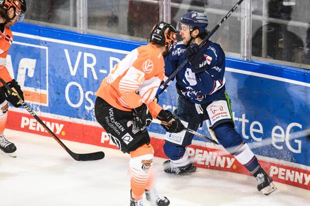 Straubing Tigers vs. Grizzlys Wolfsburg, Eishockey, Deutsche Eishockey Liga, Penny DEL, 1.Spieltag Playoffs Viertelfinale, Saison 2022 2023, 14.03.2023 Taylor Leier (Straubing Tigers) im Kampf um den Puck mit Dustin Jeffrey (Grizzlys Wolfsburg), Eishockey Herren, Deutsche Eishockey Liga, Penny DEL, 1.Spieltag Playoffs Viertelfinale, Saison 2022 2022 am 14.03.2023 im Eisstadion am Pulverturm, Straubing Tigers (blau) gegen Grizzlys Wolfsburg (weiss)