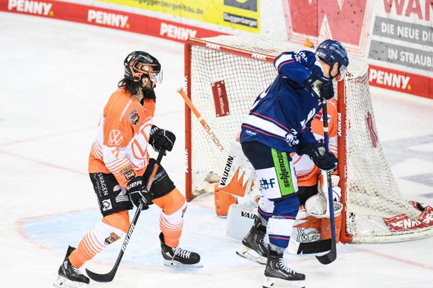 Straubing Tigers vs. Grizzlys Wolfsburg, Eishockey, Deutsche Eishockey Liga, Penny DEL, 1.Spieltag Playoffs Viertelfinale, Saison 2022 2023, 14.03.2023 Luke Adam (Straubing Tigers) mit der Chance vor Dustin Strahlmeier (Grizzlys Wolfsburg), Eishockey Herren, Deutsche Eishockey Liga, Penny DEL, 1.Spieltag Playoffs Viertelfinale, Saison 2022 2022 am 14.03.2023 im Eisstadion am Pulverturm, Straubing Tigers (blau) gegen Grizzlys Wolfsburg (weiss)