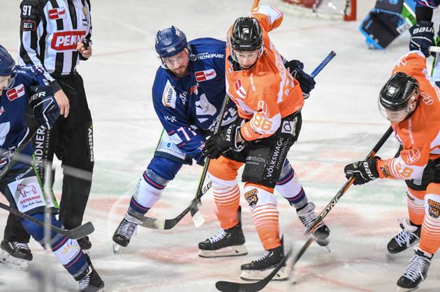 Straubing Tigers vs. Grizzlys Wolfsburg, Eishockey, Deutsche Eishockey Liga, Penny DEL, 1.Spieltag Playoffs Viertelfinale, Saison 2022 2023, 14.03.2023 Travis Turnbull (Straubing Tigers) beim Bully mit Tler Morley (Grizzlys Wolfsburg), Eishockey Herren, Deutsche Eishockey Liga, Penny DEL, 1.Spieltag Playoffs Viertelfinale, Saison 2022 2022 am 14.03.2023 im Eisstadion am Pulverturm, Straubing Tigers (blau) gegen Grizzlys Wolfsburg (weiss)