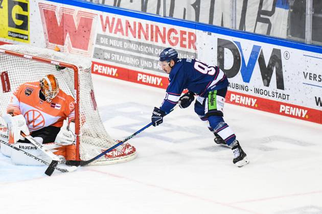 Straubing Tigers vs. Grizzlys Wolfsburg, Eishockey, Deutsche Eishockey Liga, Penny DEL, 1.Spieltag Playoffs Viertelfinale, Saison 2022 2023, 14.03.2023 Luke Adam (Straubing Tigers) mit der Chance vor Dustin Strahlmeier (Grizzlys Wolfsburg), Eishockey Herren, Deutsche Eishockey Liga, Penny DEL, 1.Spieltag Playoffs Viertelfinale, Saison 2022 2022 am 14.03.2023 im Eisstadion am Pulverturm, Straubing Tigers (blau) gegen Grizzlys Wolfsburg (weiss)
