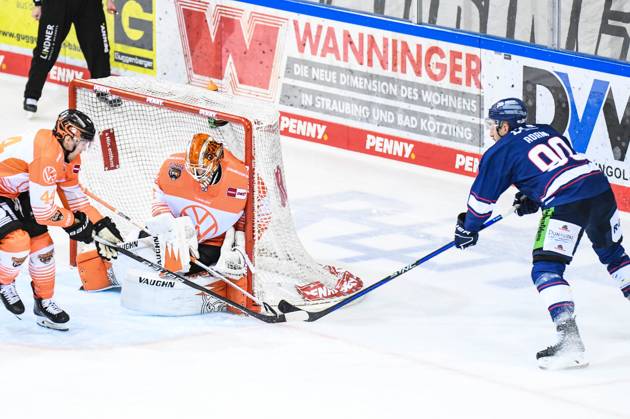 Straubing Tigers vs. Grizzlys Wolfsburg, Eishockey, Deutsche Eishockey Liga, Penny DEL, 1.Spieltag Playoffs Viertelfinale, Saison 2022 2023, 14.03.2023 Luke Adam (Straubing Tigers) mit der Chance vor Dustin Strahlmeier (Grizzlys Wolfsburg), Eishockey Herren, Deutsche Eishockey Liga, Penny DEL, 1.Spieltag Playoffs Viertelfinale, Saison 2022 2022 am 14.03.2023 im Eisstadion am Pulverturm, Straubing Tigers (blau) gegen Grizzlys Wolfsburg (weiss)