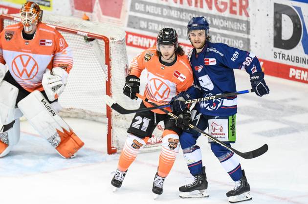 Straubing Tigers vs. Grizzlys Wolfsburg, Eishockey, Deutsche Eishockey Liga, Penny DEL, 1.Spieltag Playoffs Viertelfinale, Saison 2022 2023, 14.03.2023 JC Lipon (Straubing Tigers) vor em Tor mit Janik Möser Moeser (Grizzlys Wolfsburg), Eishockey Herren, Deutsche Eishockey Liga, Penny DEL, 1.Spieltag Playoffs Viertelfinale, Saison 2022 2022 am 14.03.2023 im Eisstadion am Pulverturm, Straubing Tigers (blau) gegen Grizzlys Wolfsburg (weiss)