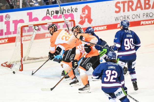 Straubing Tigers vs. Grizzlys Wolfsburg, Eishockey, Deutsche Eishockey Liga, Penny DEL, 1.Spieltag Playoffs Viertelfinale, Saison 2022 2023, 14.03.2023 Darren Archibald (Grizzlys Wolfsburg) mit der Chance vor Hunter Miska (Straubing Tigers), Eishockey Herren, Deutsche Eishockey Liga, Penny DEL, 1.Spieltag Playoffs Viertelfinale, Saison 2022 2022 am 14.03.2023 im Eisstadion am Pulverturm, Straubing Tigers (blau) gegen Grizzlys Wolfsburg (weiss)