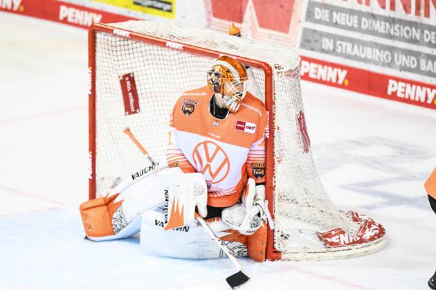 Straubing Tigers vs. Grizzlys Wolfsburg, Eishockey, Deutsche Eishockey Liga, Penny DEL, 1.Spieltag Playoffs Viertelfinale, Saison 2022 2023, 14.03.2023 Dustin Strahlmeier (Grizzlys Wolfsburg), Eishockey Herren, Deutsche Eishockey Liga, Penny DEL, 1.Spieltag Playoffs Viertelfinale, Saison 2022 2022 am 14.03.2023 im Eisstadion am Pulverturm, Straubing Tigers (blau) gegen Grizzlys Wolfsburg (weiss)
