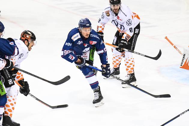 Straubing Tigers vs. Grizzlys Wolfsburg, Eishockey, Deutsche Eishockey Liga, Penny DEL, 3.Spieltag Playoffs Viertelfinale, Saison 2022 2023, 19.03.2023 Luke Adam (Straubing Tigers) am Puck vor Jordan Murray (Grizzlys Wolfsburg), Eishockey Herren, Deutsche Eishockey Liga, Penny DEL, 3.Spieltag Playoffs Viertelfinale, Saison 2022 2022 am 19.03.2023 im Eisstadion am Pulverturm, Straubing Tigers (blau) gegen Grizzlys Wolfsburg (weiss)