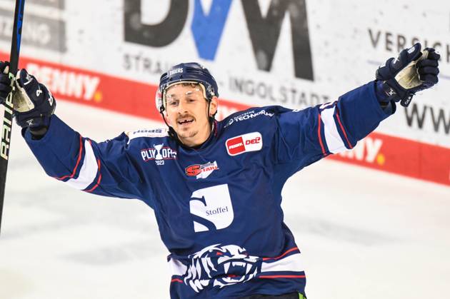 Sport Bilder des Tages Straubing Tigers vs. Grizzlys Wolfsburg, Eishockey, Deutsche Eishockey Liga, Penny DEL, 3.Spieltag Playoffs Viertelfinale, Saison 2022 2023, 19.03.2023 Luke Adam (Straubing Tigers) jubelt ueber den Treffer, Eishockey Herren, Deutsche Eishockey Liga, Penny DEL, 3.Spieltag Playoffs Viertelfinale, Saison 2022 2022 am 19.03.2023 im Eisstadion am Pulverturm, Straubing Tigers (blau) gegen Grizzlys Wolfsburg (weiss)