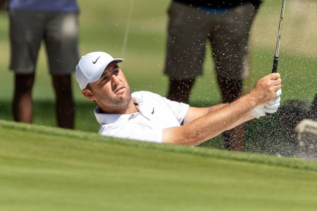 AUSTIN, TX - MARCH 25: Scottie Scheffler plays a shot from a bunker on the seventh hole during the Quarterfinals of the PGA, Golf Herren World Golf Championships Dell Technologies Match Play on March 25, 2023, at Austin County Club in Austin, TX. (Photo by David Buono Icon Sportswire) GOLF: MAR 25 PGA - World Golf Championships-Dell Technologies Match Play Icon230325044