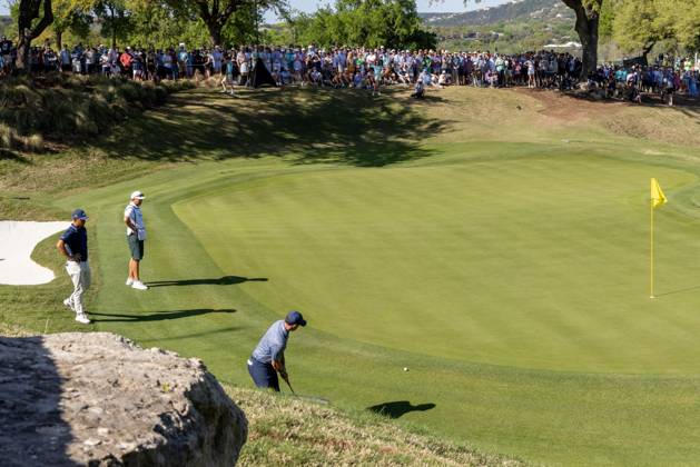 Sport Bilder des Tages AUSTIN, TX - MARCH 25: Rory McIlroy attempts a birdie putt form the fridge of the 17th green while a large gallery of spectators watch during the Quarterfinals of the PGA, Golf Herren World Golf Championships Dell Technologies Match Play on March 25, 2023, at Austin County Club in Austin, TX. (Photo by David Buono Icon Sportswire) GOLF: MAR 25 PGA - World Golf Championships-Dell Technologies Match Play Icon230325091