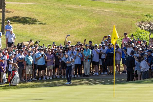 AUSTIN, TX - MARCH 25: Rory McIlroy plays his second shot on the 18th hole with a large gallery of spectators behind him during the Quarterfinals of the PGA, Golf Herren World Golf Championships Dell Technologies Match Play on March 25, 2023, at Austin County Club in Austin, TX. (Photo by David Buono Icon Sportswire) GOLF: MAR 25 PGA - World Golf Championships-Dell Technologies Match Play Icon230325093