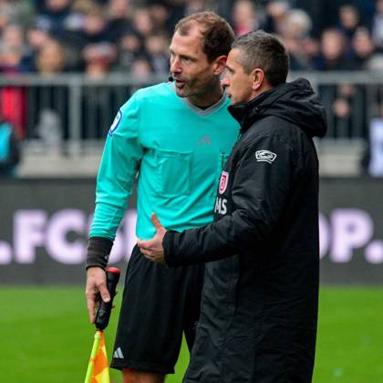 Trainer Mersad Selimbegovic ( Regensburg ) diskutiert mit Schiedsrichter Assistent Rene Rohde Deutschland , Hamburg , Millerntorstadion Fussball , 2. Fussball Bundesliga , FC St Pauli - SSV Jahn Regensburg