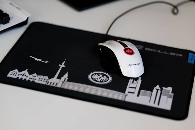 Frankfurt am Main, 03.04.2023 xjfx Eröffnung der Esports Academy von Eintracht Frankfurt v.l., Symbolfoto, Symbolbild: ESPORTS Spielstation, Computermaus, Eintracht Frankfurt Logo Copyright: JoaquimxFerreira