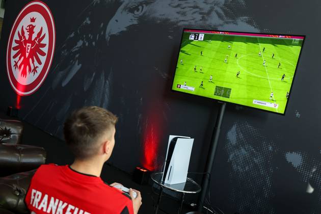 Frankfurt am Main, 03.04.2023 xjfx Eröffnung der Esports Academy von Eintracht Frankfurt v.l., Symbolfoto, Symbolbild: Profispieler Emil Köhler spielt an der Playstation, FIFA23 Copyright: JoaquimxFerreira
