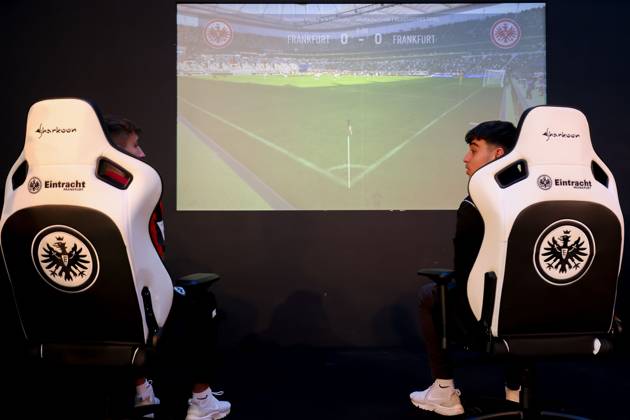 Frankfurt am Main, 03.04.2023 xjfx Eröffnung der Esports Academy von Eintracht Frankfurt v.l., Symbolfoto, Symbolbild: FIFA 23 Spiel, Eintracht gegen Eintracht präsentiert von zwei Profispieler der Eintracht Frankfurt Copyright: JoaquimxFerreira