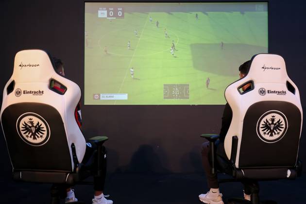 Frankfurt am Main, 03.04.2023 xjfx Eröffnung der Esports Academy von Eintracht Frankfurt v.l., Symbolfoto, Symbolbild: FIFA 23 Spiel, Eintracht gegen Eintracht präsentiert von zwei Profispieler der Eintracht Frankfurt Copyright: JoaquimxFerreira