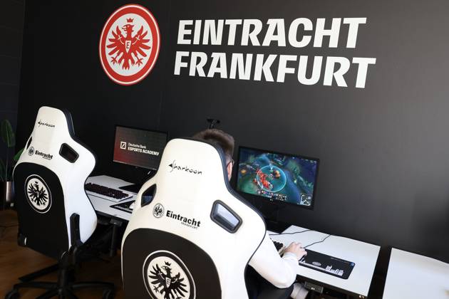 Frankfurt am Main, 03.04.2023 xjfx Eröffnung der Esports Academy von Eintracht Frankfurt v.l., Symbolfoto, Symbolbild: Spieler am PC, Esports Academy Copyright: JoaquimxFerreira