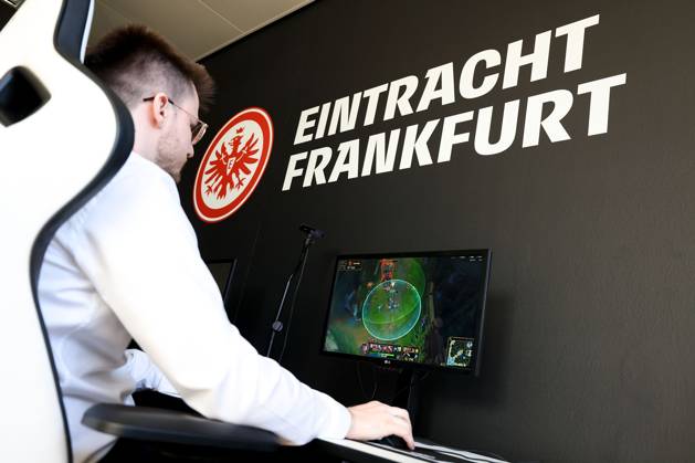 Frankfurt am Main, 03.04.2023 xjfx Eröffnung der Esports Academy von Eintracht Frankfurt v.l., Symbolfoto, Symbolbild: Spieler am PC, Esports Academy Copyright: JoaquimxFerreira