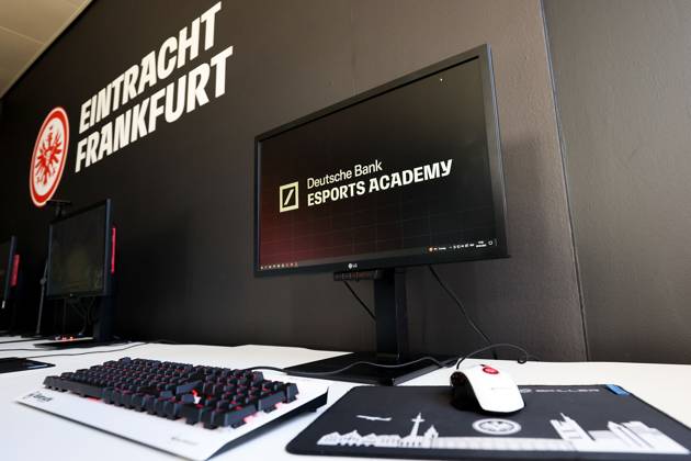 Frankfurt am Main, 03.04.2023 xjfx Eröffnung der Esports Academy von Eintracht Frankfurt v.l., Symbolfoto, Symbolbild: ESPORTS Spielstation, Monitor, Eintracht Frankfurt Logo Copyright: JoaquimxFerreira