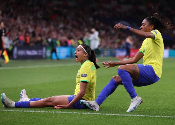 London, England, 6th April 2023. Andressa Alves of Brazil scores to make it 1-1 during the Women s CONMEBOL UEFA Finalissima match at Wembley Stadium, London. Picture credit should read: Paul Terry Sportimage EDITORIAL USE ONLY. No use with unauthorised audio, video, data, fixture lists, club league logos or live services. Online in-match use limited to 120 images, no video emulation. No use in betting, games or single club league player publications. SPI-2352-0027