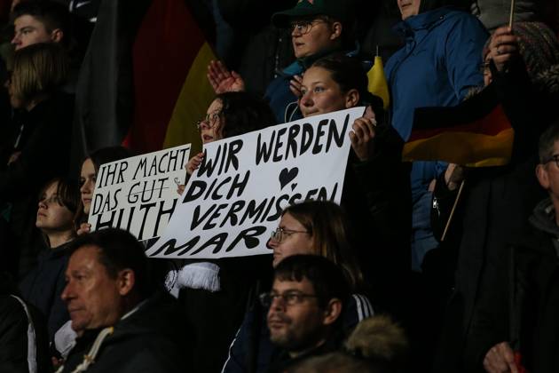 Fussball, UEFA Länderspiel Saison 2022 2023 Freundschaftsspiel Niederlande - Deutschland 07.04.2023, Fortuna Sittard Stadion Fans mit einem Plakat mit der Aufschrift Wir werden dich vermissen Marc ( Dzsenifer Marozsan (Deutschland, 10)) Sittard Fortuna-Sittard-Stadion Niederlande
