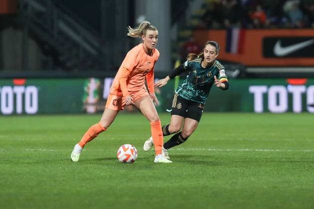 Fussball, UEFA Länderspiel Saison 2022 2023 Freundschaftsspiel Niederlande - Deutschland 07.04.2023, Fortuna Sittard Stadion Jill Roord (Niederlande, 6) Sara Daebritz (Deutschland, 13) Sittard Fortuna-Sittard-Stadion Niederlande