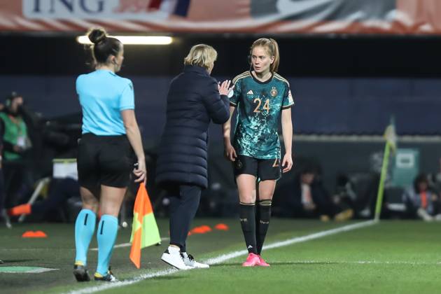 Fussball, UEFA Länderspiel Saison 2022 2023 Freundschaftsspiel Niederlande - Deutschland 07.04.2023, Fortuna Sittard Stadion Martina Voss-Tecklenburg (Bundestrainerin Deutschland) Sjoeke Nuesken (Deutschland, 24) Sittard Fortuna-Sittard-Stadion Niederlande