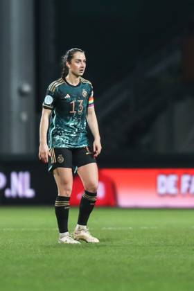 Fussball, UEFA Länderspiel Saison 2022 2023 Freundschaftsspiel Niederlande - Deutschland 07.04.2023, Fortuna Sittard Stadion Sara Daebritz (Deutschland, 13) Sittard Fortuna-Sittard-Stadion Niederlande