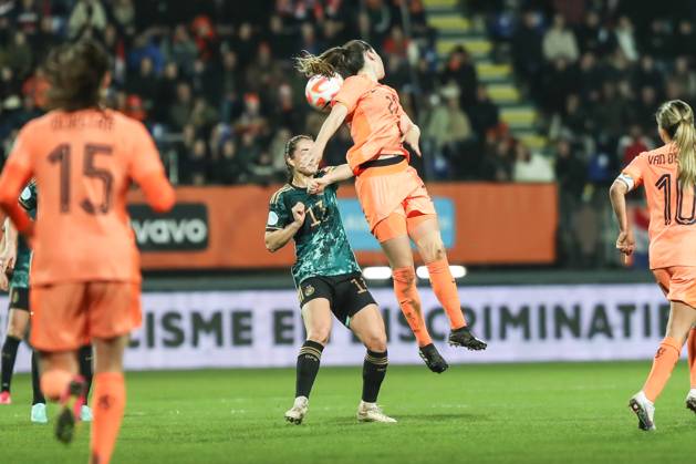 Fussball, UEFA Länderspiel Saison 2022 2023 Freundschaftsspiel Niederlande - Deutschland 07.04.2023, Fortuna Sittard Stadion Sara Daebritz (Deutschland, 13) Damaris Egurrola (Niederlande, 21) Sittard Fortuna-Sittard-Stadion Niederlande