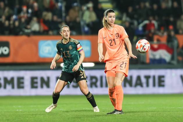 Fussball, UEFA Länderspiel Saison 2022 2023 Freundschaftsspiel Niederlande - Deutschland 07.04.2023, Fortuna Sittard Stadion Sara Daebritz (Deutschland, 13) Damaris Egurrola (Niederlande, 21) Sittard Fortuna-Sittard-Stadion Niederlande