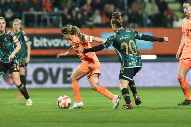 Fussball, UEFA Länderspiel Saison 2022 2023 Freundschaftsspiel Niederlande - Deutschland 07.04.2023, Fortuna Sittard Stadion Danielle van de Donk (Niederlande, 10) Lina Magull (Deutschland, 20) Sittard Fortuna-Sittard-Stadion Niederlande