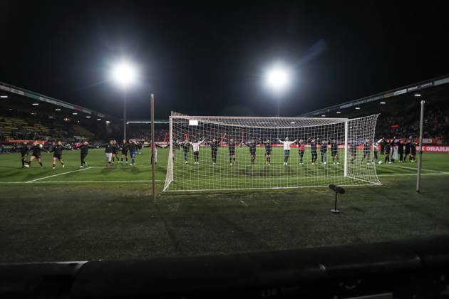 Fussball, UEFA Länderspiel Saison 2022 2023 Freundschaftsspiel Niederlande - Deutschland 07.04.2023, Fortuna Sittard Stadion Die deutsche Mannschaft nach dem Spiel vor dem Block der deutschen Fans Sittard Fortuna-Sittard-Stadion Niederlande