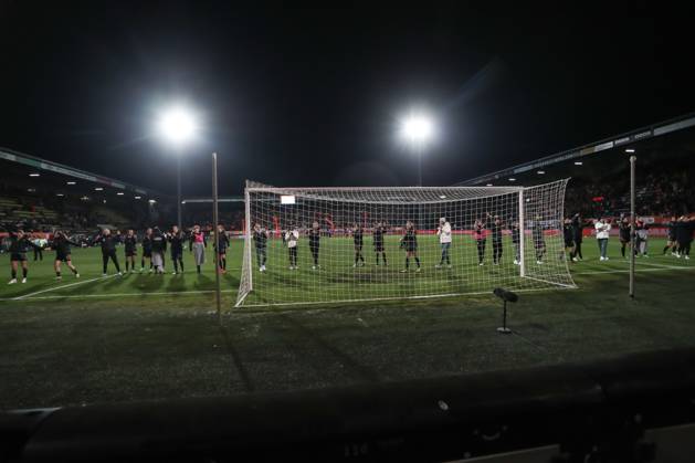 Fussball, UEFA Länderspiel Saison 2022 2023 Freundschaftsspiel Niederlande - Deutschland 07.04.2023, Fortuna Sittard Stadion Die deutsche Mannschaft nach dem Spiel vor dem Block der deutschen Fans Sittard Fortuna-Sittard-Stadion Niederlande