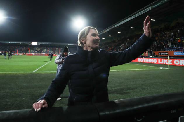 Fussball, UEFA Länderspiel Saison 2022 2023 Freundschaftsspiel Niederlande - Deutschland 07.04.2023, Fortuna Sittard Stadion Martina Voss-Tecklenburg (Bundestrainerin Deutschland) bedankt sich nach dem Spiel bei den Mitgereisten Fans Sittard Fortuna-Sittard-Stadion Niederlande