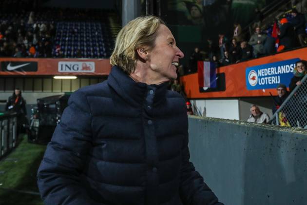 Fussball, UEFA Länderspiel Saison 2022 2023 Freundschaftsspiel Niederlande - Deutschland 07.04.2023, Fortuna Sittard Stadion Martina Voss-Tecklenburg (Bundestrainerin Deutschland) bedankt sich nach dem Spiel bei den Mitgereisten Fans Sittard Fortuna-Sittard-Stadion Niederlande