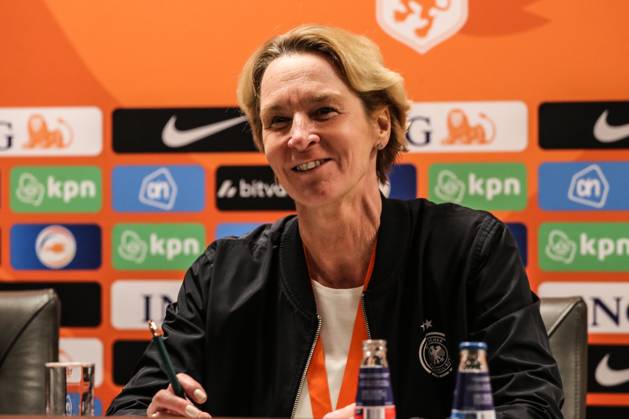 Fussball, UEFA Länderspiel Saison 2022 2023 Freundschaftsspiel Niederlande - Deutschland 07.04.2023, Fortuna Sittard Stadion Martina Voss-Tecklenburg (Bundestrainerin Deutschland) auf der Pressekonferenz Sittard Fortuna-Sittard-Stadion Niederlande