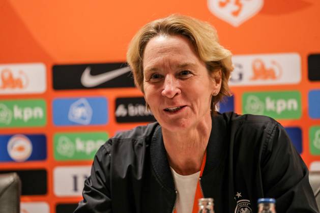 Fussball, UEFA Länderspiel Saison 2022 2023 Freundschaftsspiel Niederlande - Deutschland 07.04.2023, Fortuna Sittard Stadion Martina Voss-Tecklenburg (Bundestrainerin Deutschland) auf der Pressekonferenz Sittard Fortuna-Sittard-Stadion Niederlande