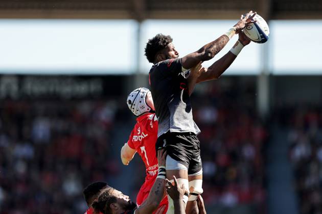 Heineken Champions Cup Quarter-Final, Stade Ernest Wallon, Toulouse, France 8 4 2023 Toulouse vs Cell C Sharks Cell C Sharks Hyron Andrews and Thibaud Flament of Stade Toulousain in a line-out Hyron Andrews and Thibaud Flament in a line-out 8 4 2023  Copyright: x INPHO LaszloxGeczox LG1_0146