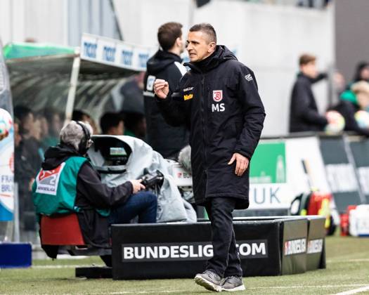 Mersad Selimbegovic (SSV Jahn Regensburg, Trainer) GER, SPVGG Greuther Fuerth vs. SSV Jahn Regensburg, 2.Bundesliga, Fussball, 14.04.2023, 28.Spieltag, Saison 2022 2023 DFB, DFL REGULATIONS PROHIBIT ANY USE OF PHOTOGRAPHS AS IMAGE SEQUENCES AND OR QUASI-VIDEO SPVGG Greuther Fuerth vs. SSV Jahn Regensburg, 2.Bundesliga, Fussball, 14.04.2023, 28.Spieltag, Saison 2022 2023 Fuerth Copyright: xEibner-Pressefoto RogerxBuerkex EP_EER