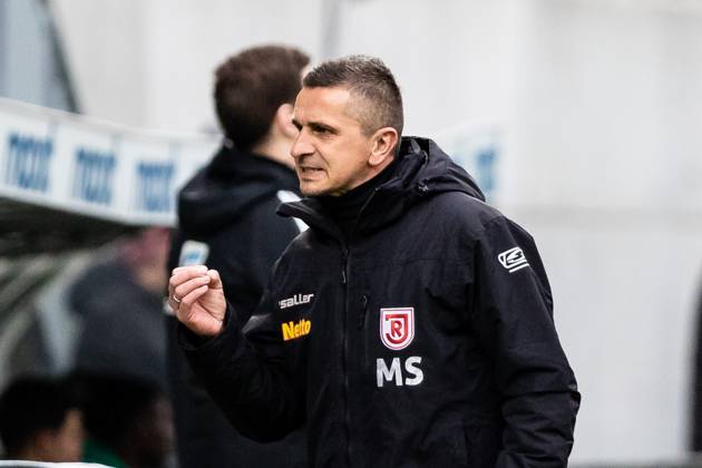Mersad Selimbegovic (SSV Jahn Regensburg, Trainer) GER, SPVGG Greuther Fuerth vs. SSV Jahn Regensburg, 2.Bundesliga, Fussball, 14.04.2023, 28.Spieltag, Saison 2022 2023 DFB, DFL REGULATIONS PROHIBIT ANY USE OF PHOTOGRAPHS AS IMAGE SEQUENCES AND OR QUASI-VIDEO SPVGG Greuther Fuerth vs. SSV Jahn Regensburg, 2.Bundesliga, Fussball, 14.04.2023, 28.Spieltag, Saison 2022 2023 Fuerth Copyright: xEibner-Pressefoto RogerxBuerkex EP_EER