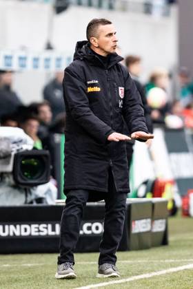 Mersad Selimbegovic (SSV Jahn Regensburg, Trainer) GER, SPVGG Greuther Fuerth vs. SSV Jahn Regensburg, 2.Bundesliga, Fussball, 14.04.2023, 28.Spieltag, Saison 2022 2023 DFB, DFL REGULATIONS PROHIBIT ANY USE OF PHOTOGRAPHS AS IMAGE SEQUENCES AND OR QUASI-VIDEO SPVGG Greuther Fuerth vs. SSV Jahn Regensburg, 2.Bundesliga, Fussball, 14.04.2023, 28.Spieltag, Saison 2022 2023 Fuerth Copyright: xEibner-Pressefoto RogerxBuerkex EP_EER