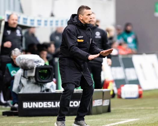 Mersad Selimbegovic (SSV Jahn Regensburg, Trainer) GER, SPVGG Greuther Fuerth vs. SSV Jahn Regensburg, 2.Bundesliga, Fussball, 14.04.2023, 28.Spieltag, Saison 2022 2023 DFB, DFL REGULATIONS PROHIBIT ANY USE OF PHOTOGRAPHS AS IMAGE SEQUENCES AND OR QUASI-VIDEO SPVGG Greuther Fuerth vs. SSV Jahn Regensburg, 2.Bundesliga, Fussball, 14.04.2023, 28.Spieltag, Saison 2022 2023 Fuerth Copyright: xEibner-Pressefoto RogerxBuerkex EP_EER