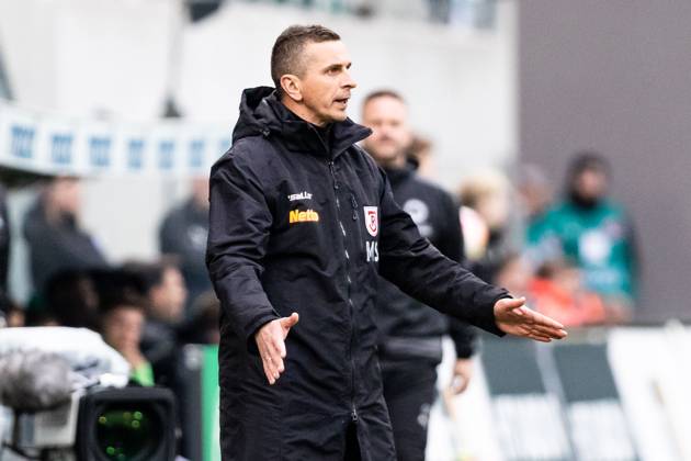 Mersad Selimbegovic (SSV Jahn Regensburg, Trainer) GER, SPVGG Greuther Fuerth vs. SSV Jahn Regensburg, 2.Bundesliga, Fussball, 14.04.2023, 28.Spieltag, Saison 2022 2023 DFB, DFL REGULATIONS PROHIBIT ANY USE OF PHOTOGRAPHS AS IMAGE SEQUENCES AND OR QUASI-VIDEO SPVGG Greuther Fuerth vs. SSV Jahn Regensburg, 2.Bundesliga, Fussball, 14.04.2023, 28.Spieltag, Saison 2022 2023 Fuerth Copyright: xEibner-Pressefoto RogerxBuerkex EP_EER